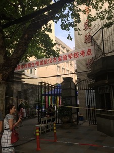 武汉市实验门口前焦急的家长及考生们