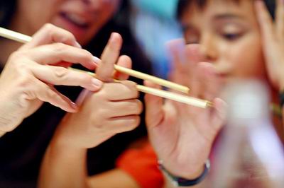 用筷子有助于宝宝智力的开发