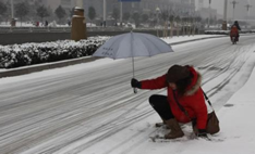 孕妇雨雪天出行摔倒怎么办 雨雪天出行注意事项