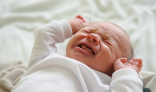 宝宝为什么一出生就会哭 刚出生的宝宝不会哭是什么原因