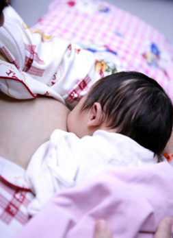 孩子吃奶后吐奶正常吗 怎么减少宝宝吐奶情况