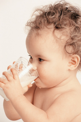 孩子吃奶后吐奶正常吗 怎么减少宝宝吐奶情况