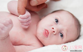 新生儿一天尿几次正常 为什么宝宝会有很多次小便呢