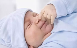 小婴儿会不停地打喷嚏什么原因 新生儿宝宝呼吸声音大怎么回事