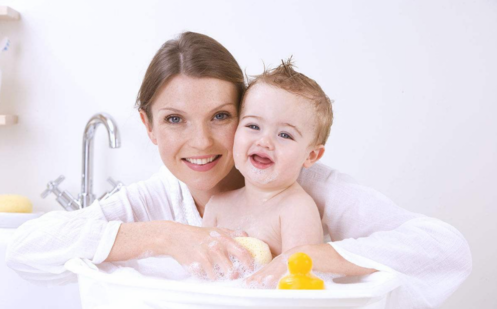 新生儿第一次洗澡怎么洗 新生婴儿如何用海绵洗澡