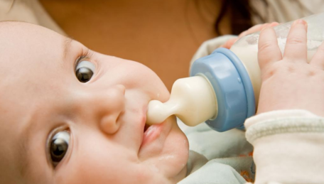 宝宝吃母乳时候呛奶了怎么去解决 孩子呛奶怎么快速缓解